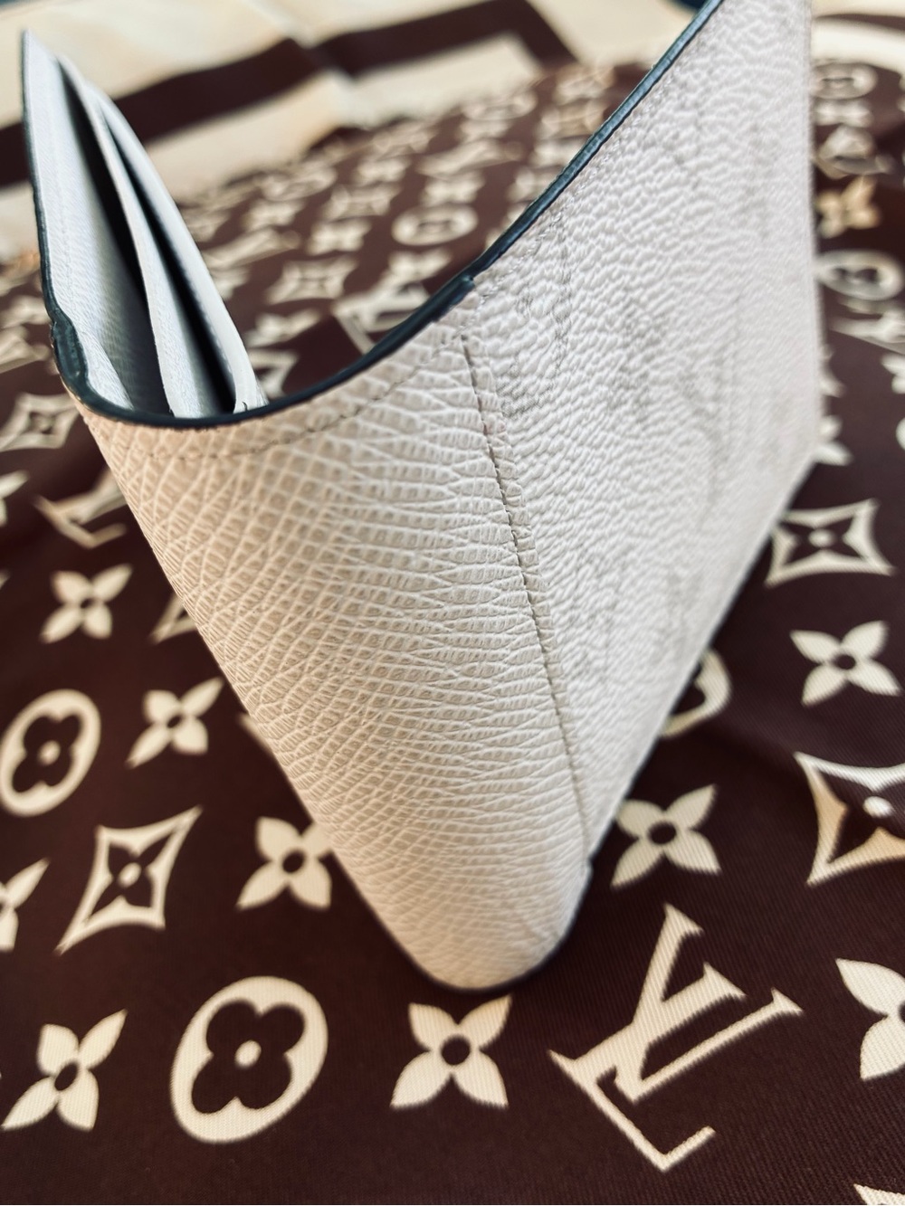 🎁 Louis Vuitton Taigarama Multiple Wallet Antarctica White (With Box & Dust Bag)